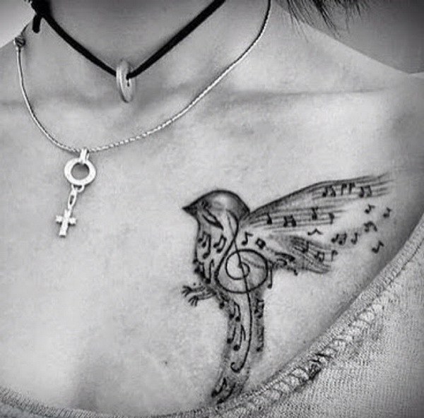 Un diseño del tatuaje del pájaro de la golondrina con el tatuaje de las notas de la música para las mujeres. 