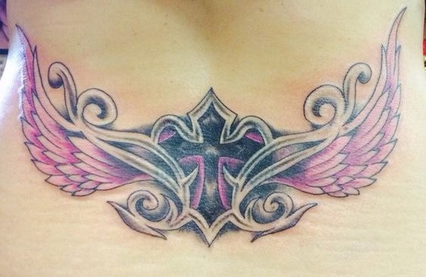 Parte inferior del tatuaje con cruz y alas. 