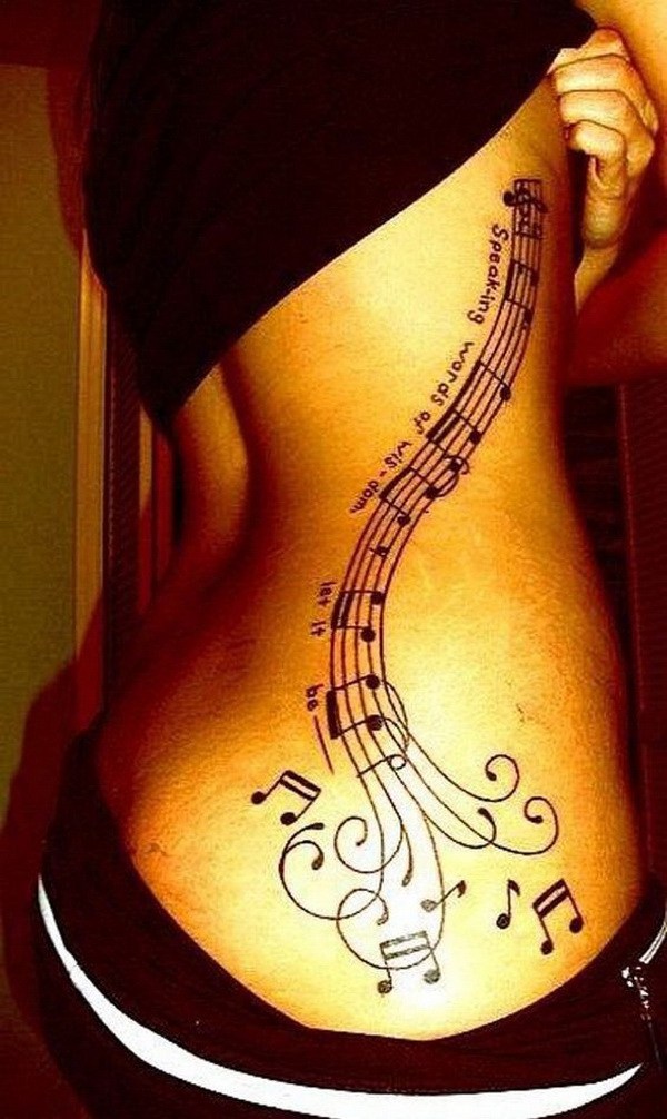Notas de la música Tatuaje en el cuerpo lateral. 