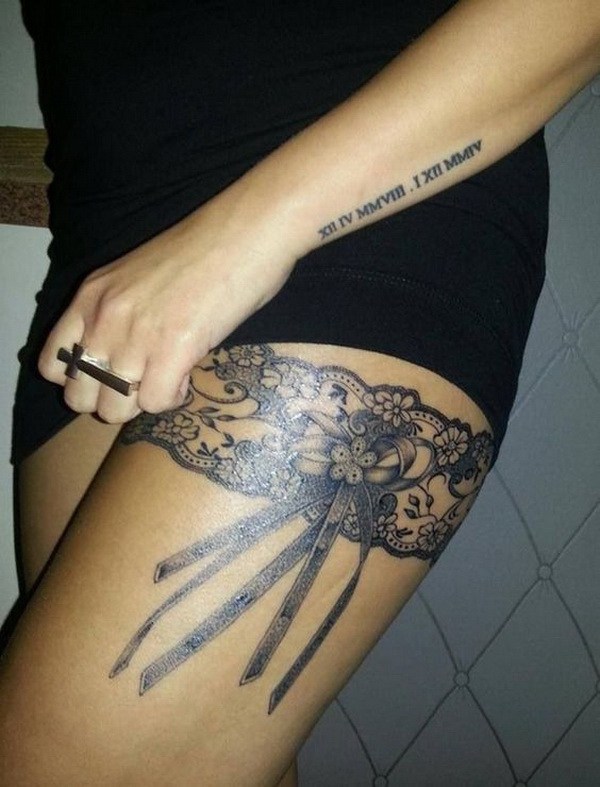 Diseño de tatuaje de encaje a la altura del muslo. 