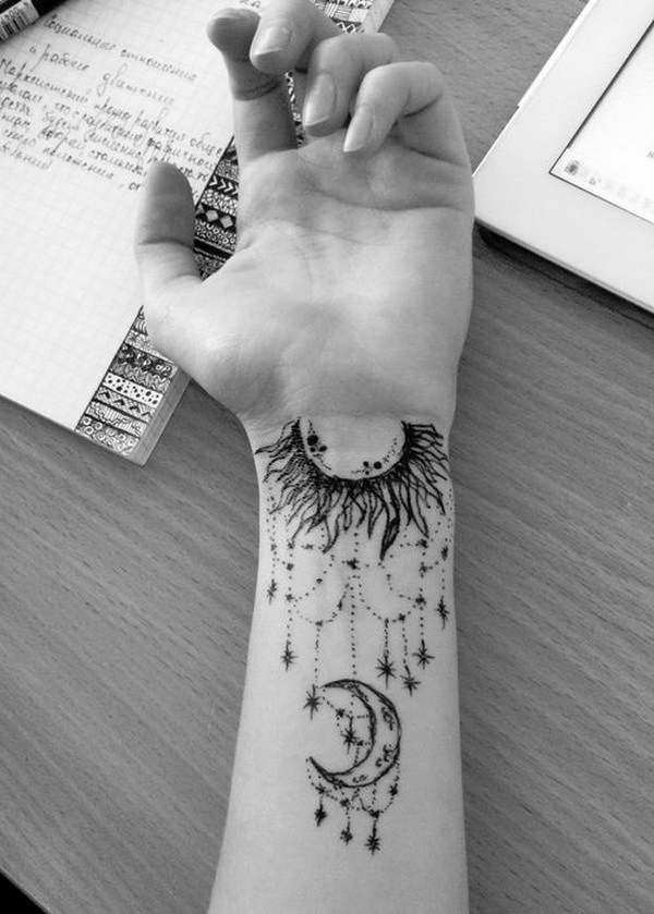 Intricate Arm Moon Tattoo con Diseños. 