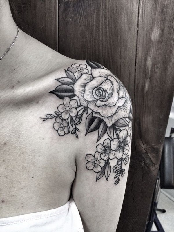 Rose y Blossom grabado en madera tatuaje en el hombro. 