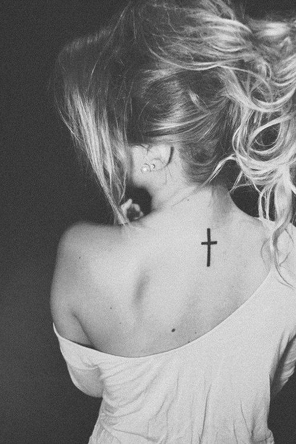 Tatuaje de la cruz negra en la parte posterior del cuello. 