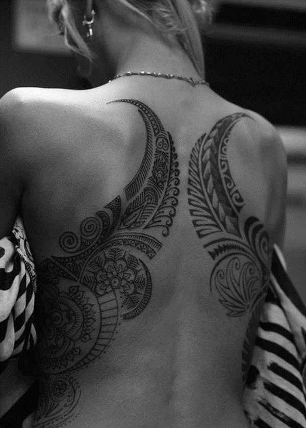 Tatuaje tribal encendido detrás para las mujeres. 