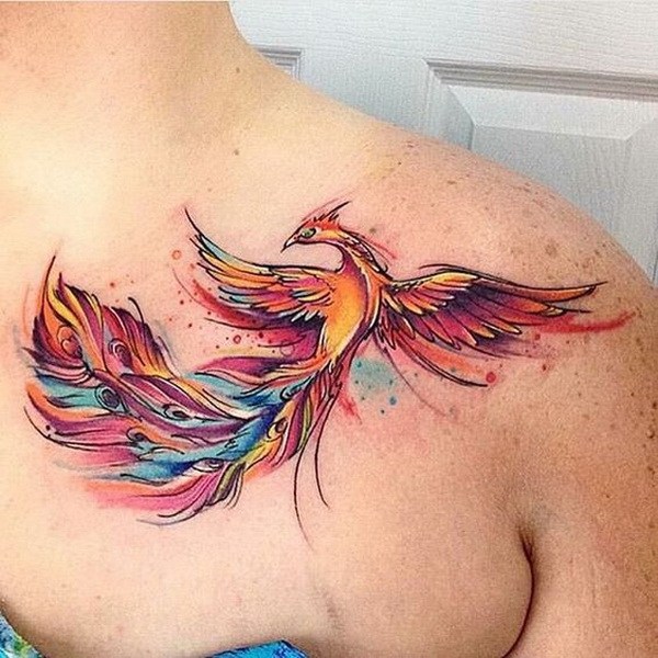 Colocación de tatuaje acuarela Phoenix en el hombro. 