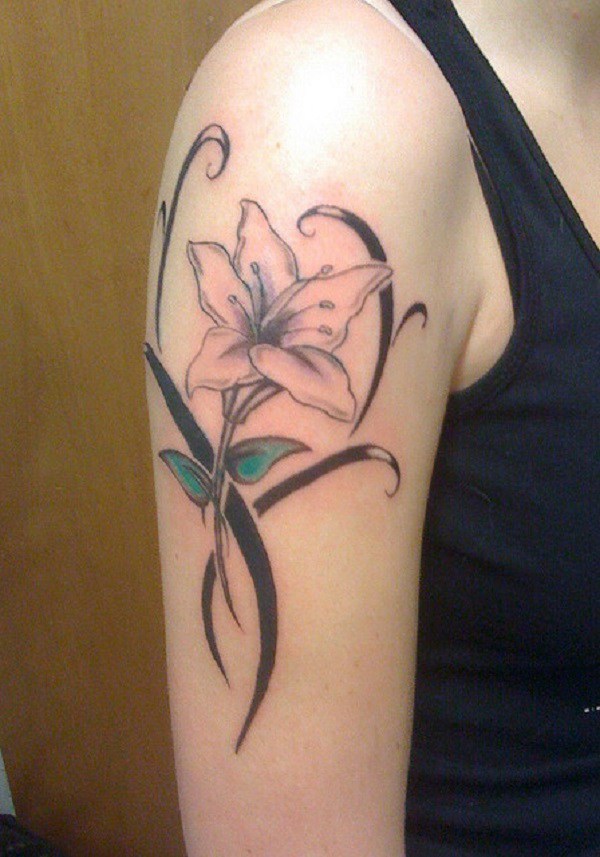 Lily Flower Arm Diseño del tatuaje.  a través de forcreativejuice.com 