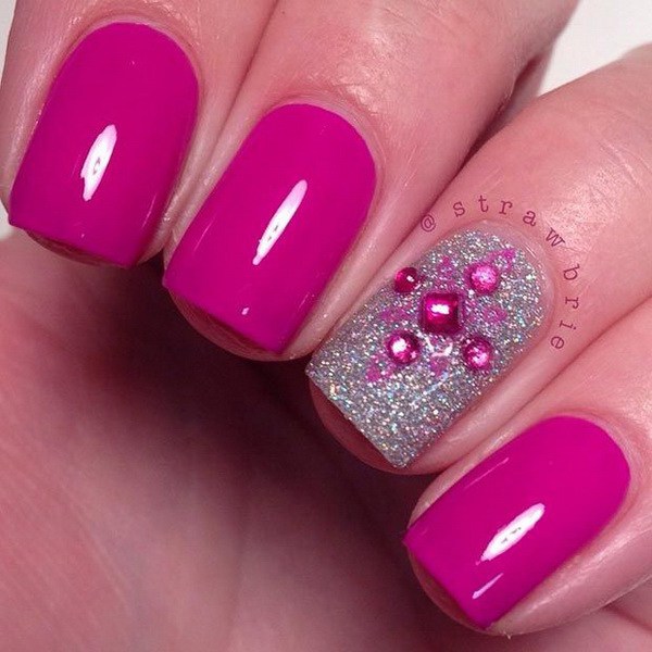Diseño de uñas rosa y plateado para uñas cortas. 