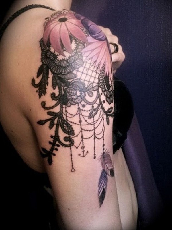 Tatuaje de manga cuarto floral y de encaje.  www.  https://forcreativejuice.com/cool-sleeve-tattoo-designs/ 