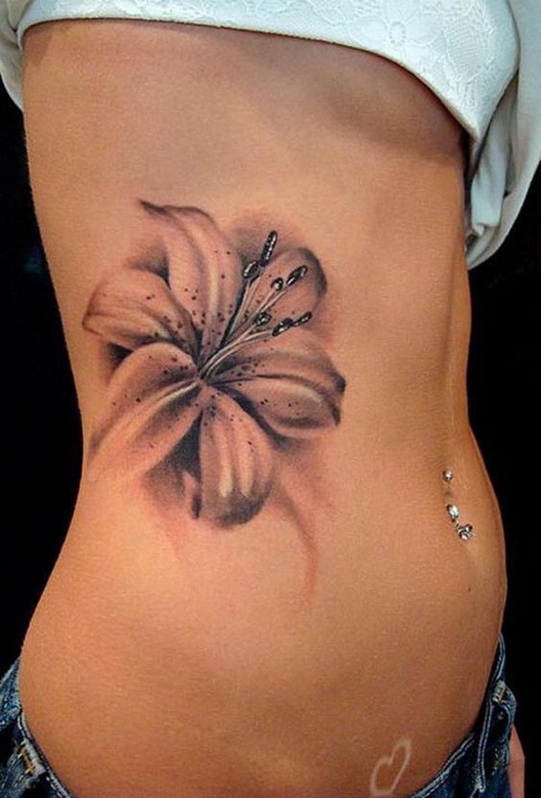 Black Lily Flower Tattoo.  a través de forcreativejuice.com 
