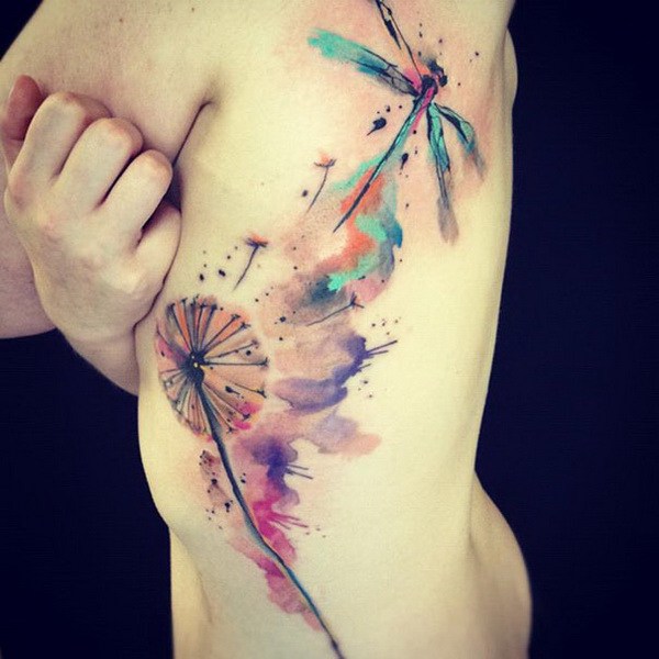 Diseño de tatuaje de acuarela y libélula. 