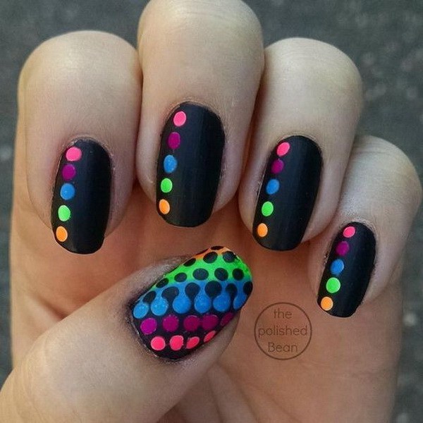 Neon Polka Dots On Black Nail Background.  (a través de forcreativejuice.com) 