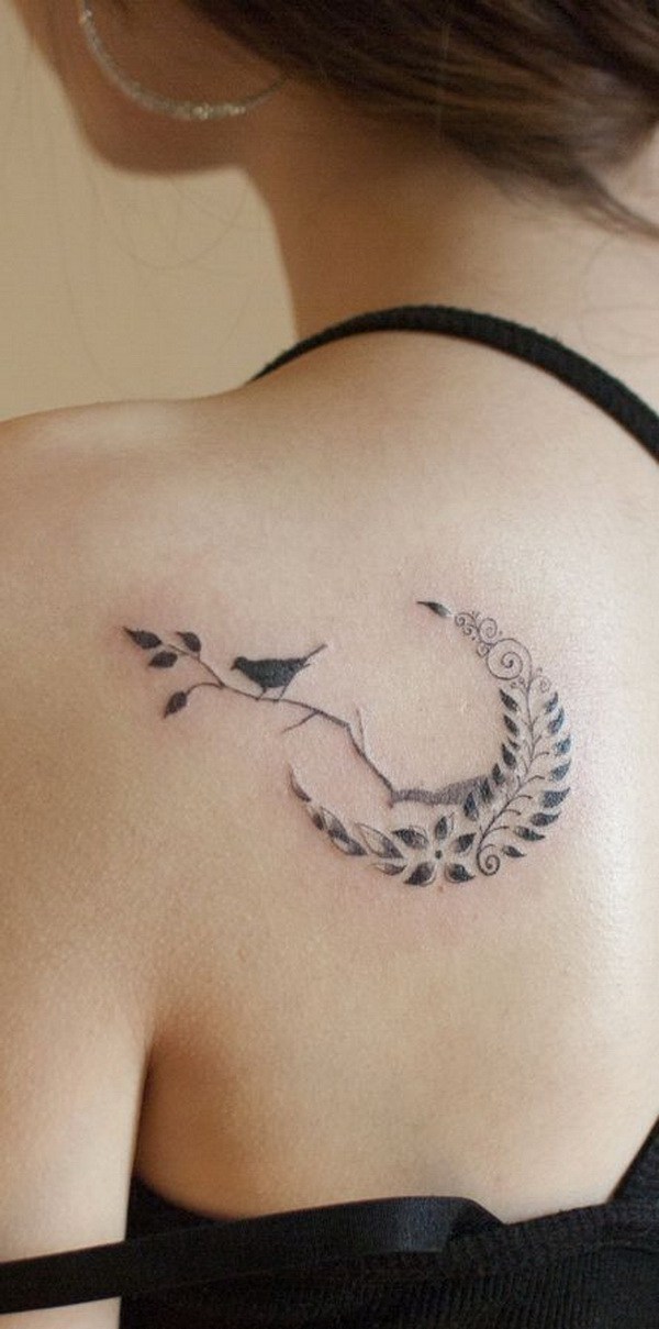 Hoja en forma de luna y tatuaje de pájaro. 