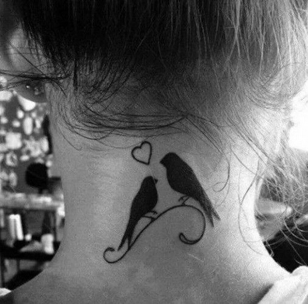 Dos pájaros y un pequeño tatuaje del corazón en la parte posterior del cuello. 
