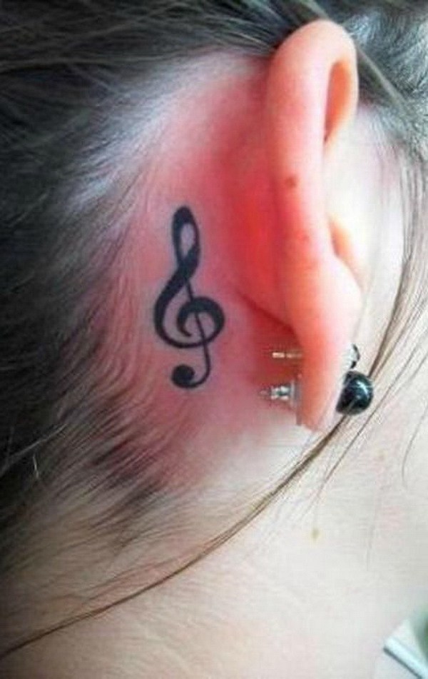 Simple Music Note Tattoo detrás de la oreja. 