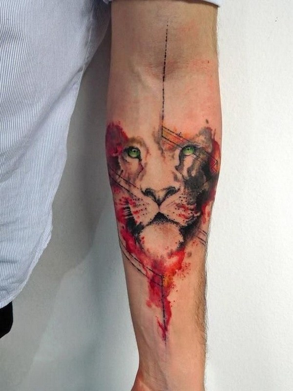Lion Black and White con combinación de colores. ¡Qué idea tan genial para el diseño del tatuaje!  Me encanta!  Este será mi próximo diseño de tatuaje.  a través de https://forcreativejuice.com/awesome-forearm-tattoo-designs/ 