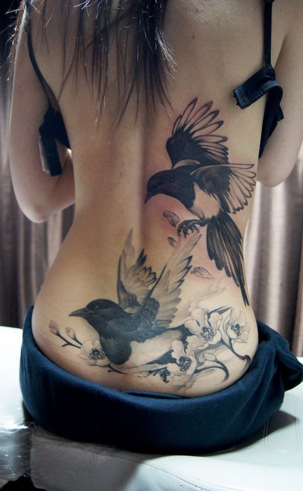 Tatuaje de urraca en la parte inferior de la espalda. 