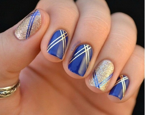 Royal Blue y Gold Strips Nail Art. 