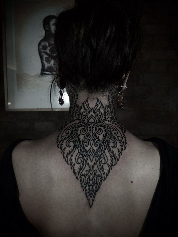Diseño intrincado de tatuaje de espalda de cuello. 