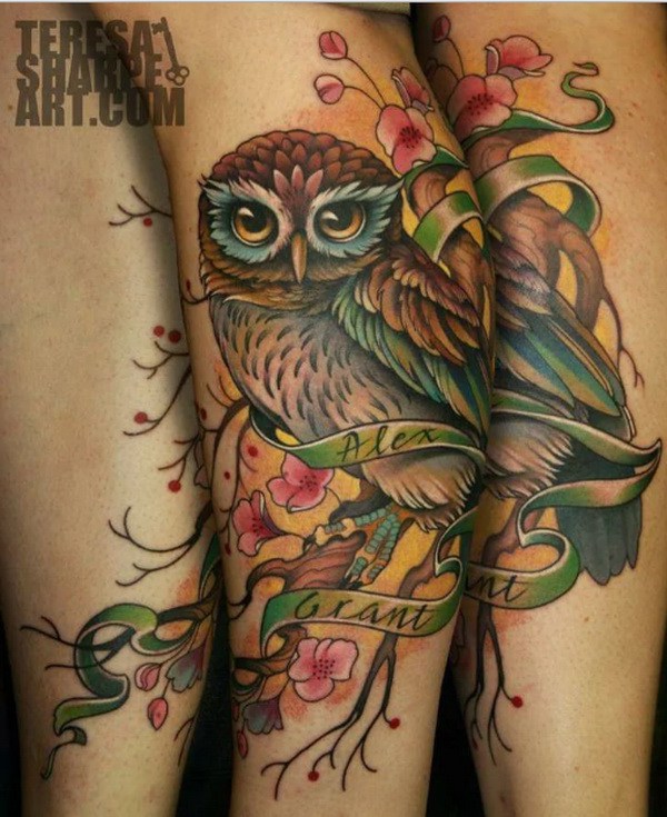 Búho y Cherry Blossom Tattoo.  Más a través de https://forcreativejuice.com/attractive-owl-tattoo-ideas/ 