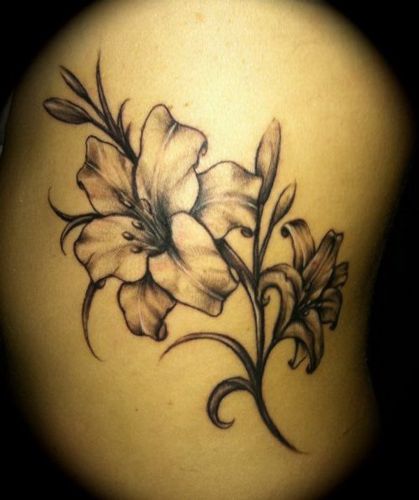 Fabuloso Black Lily Tattoo.  a través de forcreativejuice.com 