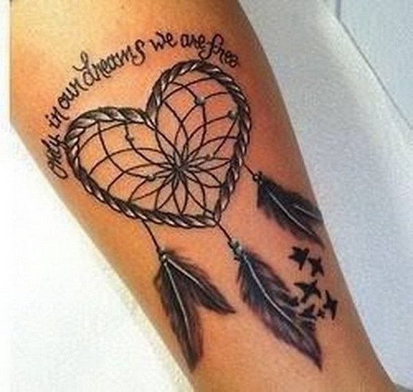 Tatuaje de Dreamcatcher en forma de corazón. 