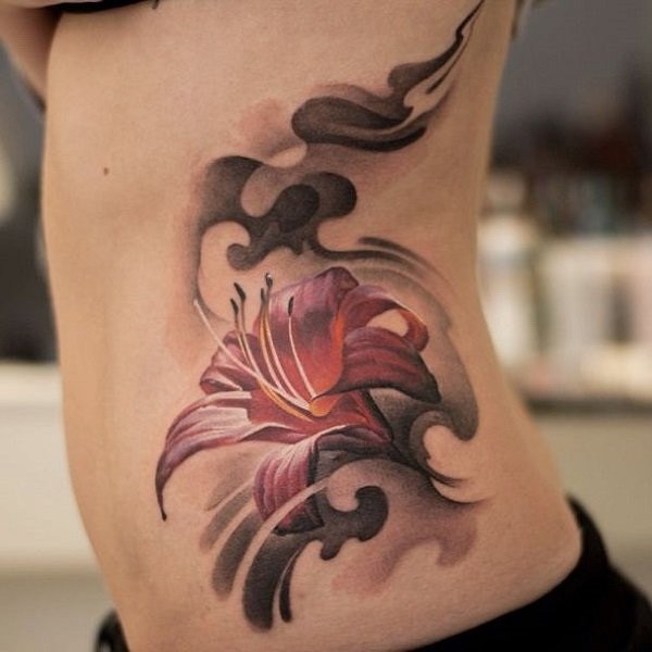 Tatuaje de lirio realista en el costado.  a través de forcreativejuice.com 