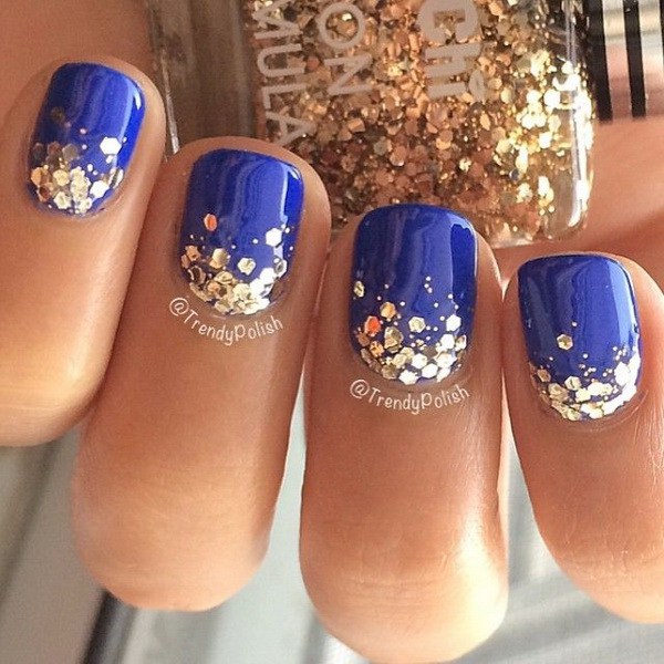 Sparkly Blue Nails con lentejuelas doradas. 