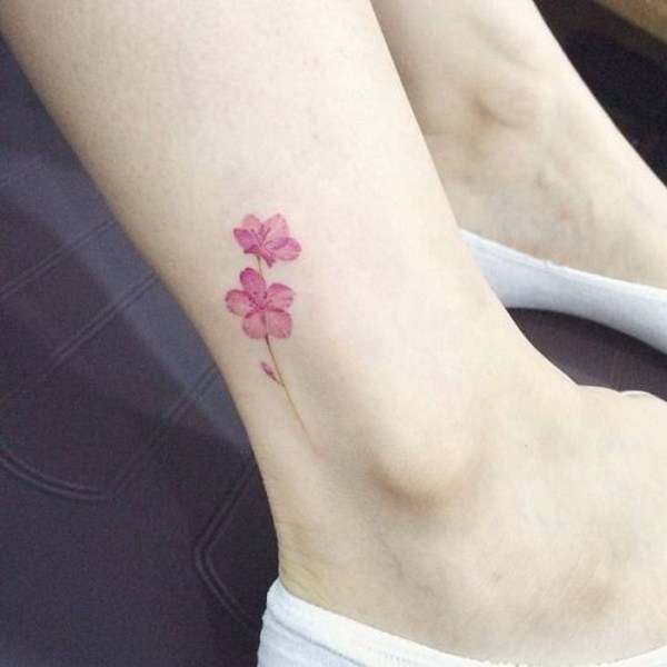 Estilo de acuarela Cherry Blossom Tattoo en el tobillo. 