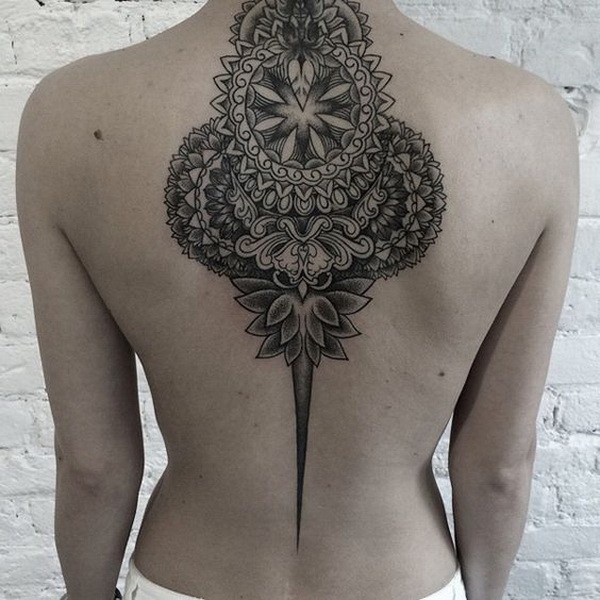 Mandala Back Tattoo para mujer. 