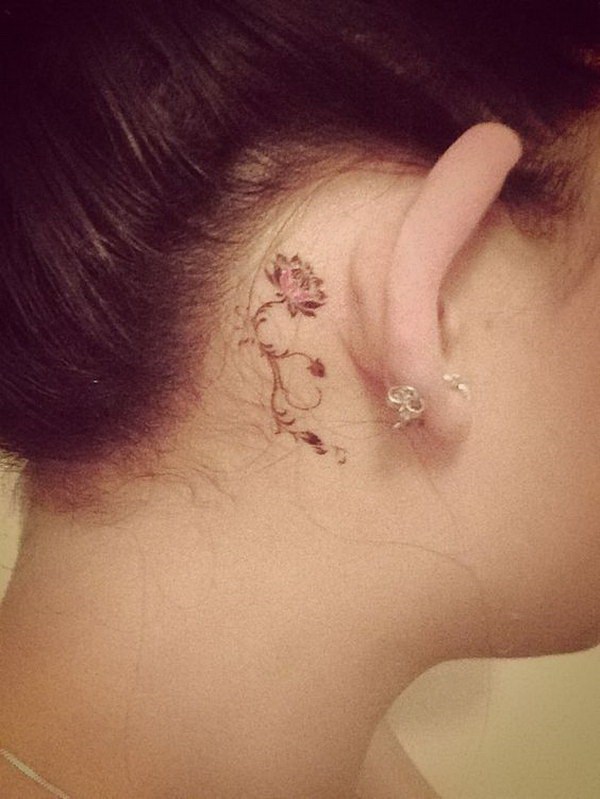 Pequeños tatuajes de flores detrás de la oreja. 