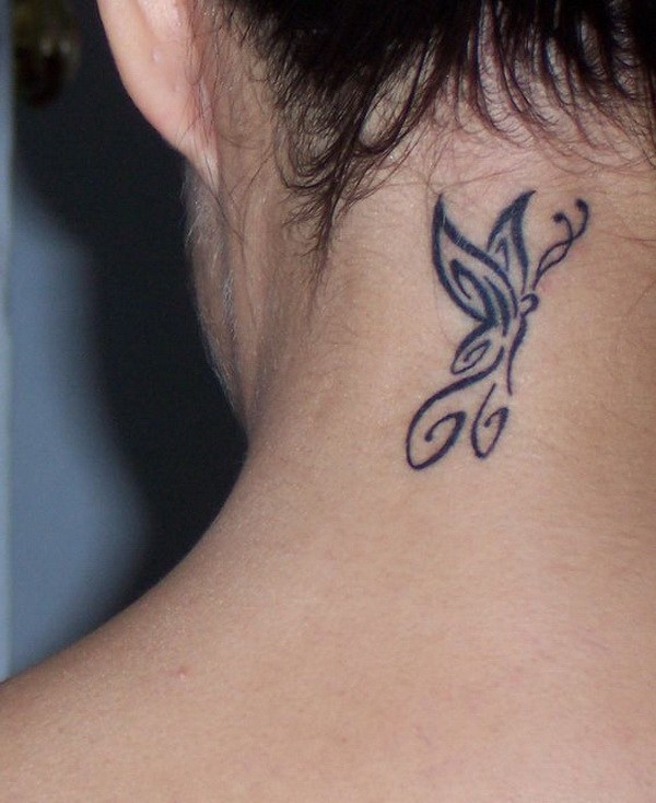 Diseño de tatuaje de mariposa en la parte posterior del cuello. 