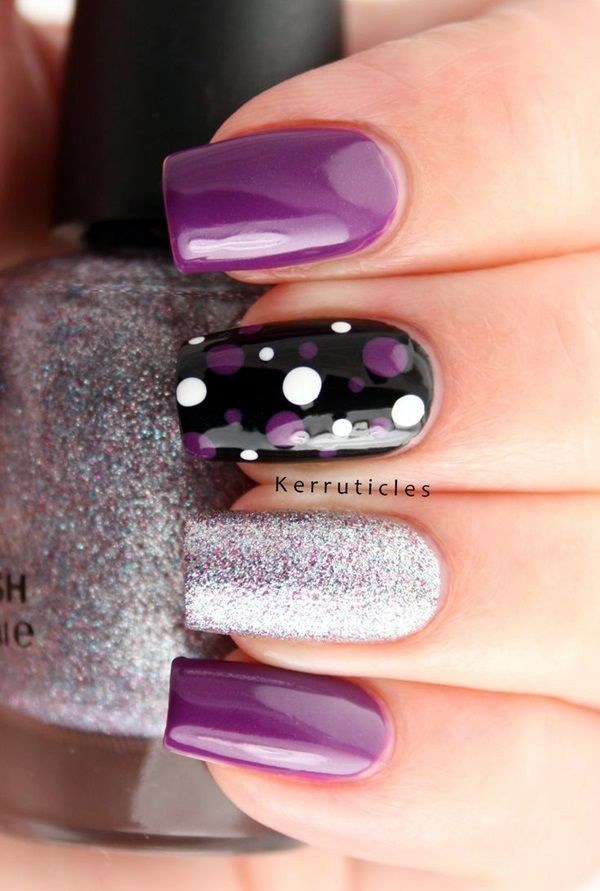 Púrpura, blanco y negro lunares uñas. 