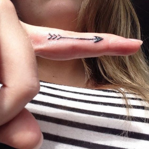 Minimalista Balck Arrow Finger Tattoo. 