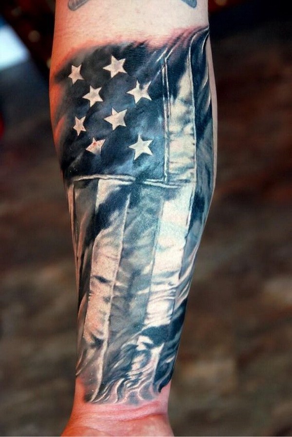 Tatuaje del antebrazo de la bandera de América. ¡Qué idea de diseño de tatuaje genial!  Me encanta!  Este será mi próximo diseño de tatuaje.  a través de https://forcreativejuice.com/awesome-forearm-tattoo-designs/ 