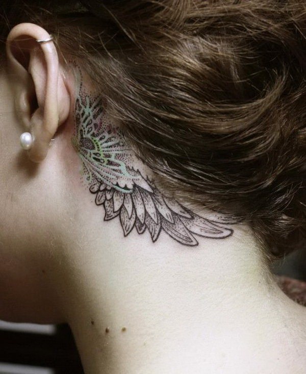 Hermoso tatuaje en forma de alas detrás de la oreja. 