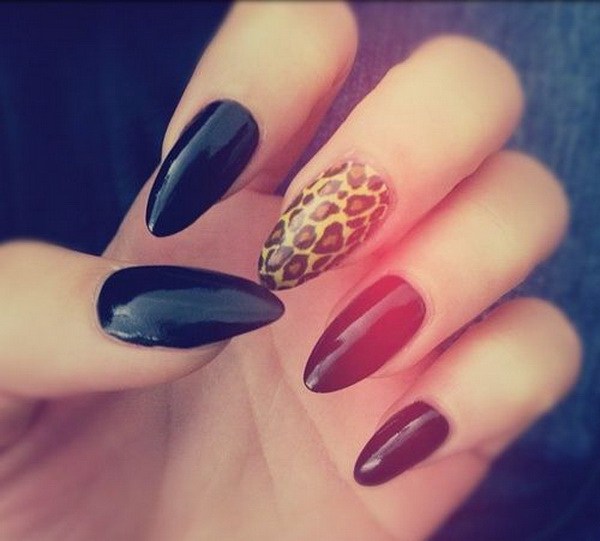 Diseño de uñas negro y leopardo en forma de almendra. 