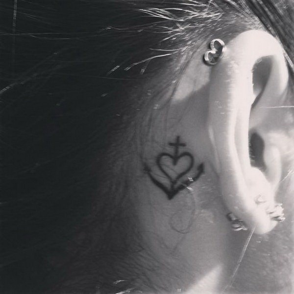 Detrás del oído Tatuaje del corazón, Anchor Cross. 