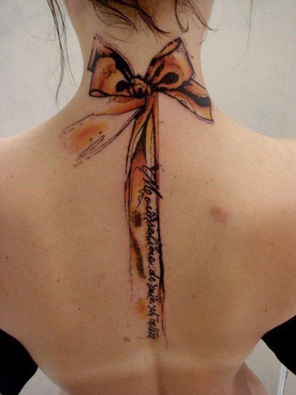 Arco acuarela tatuaje en la espalda. 