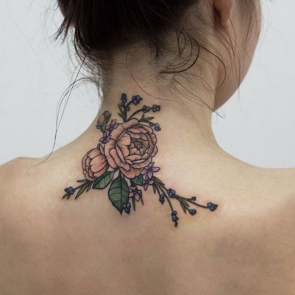 Flores tatuaje en la parte posterior del cuello para niñas. 