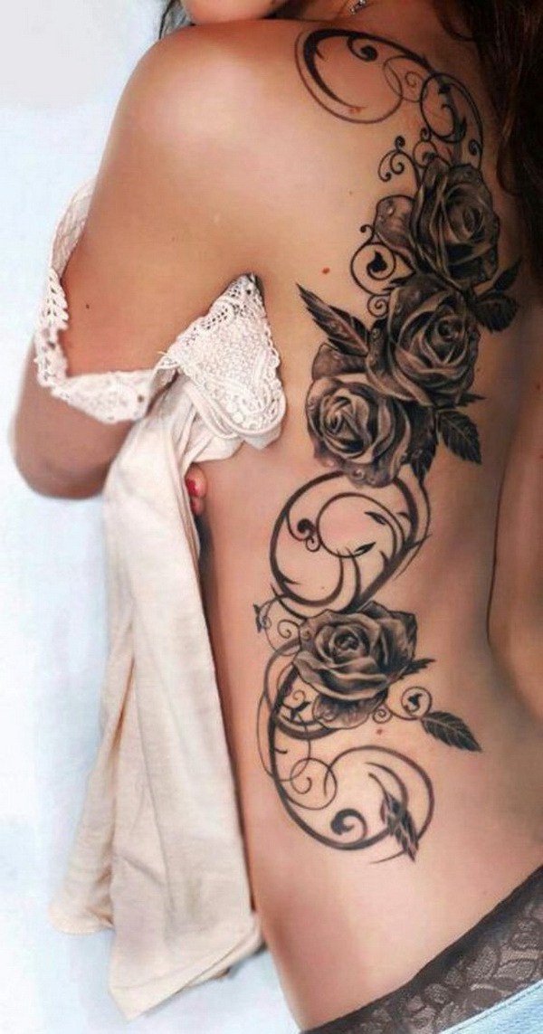 Tatuaje de Rose negra en la parte posterior de lado. 