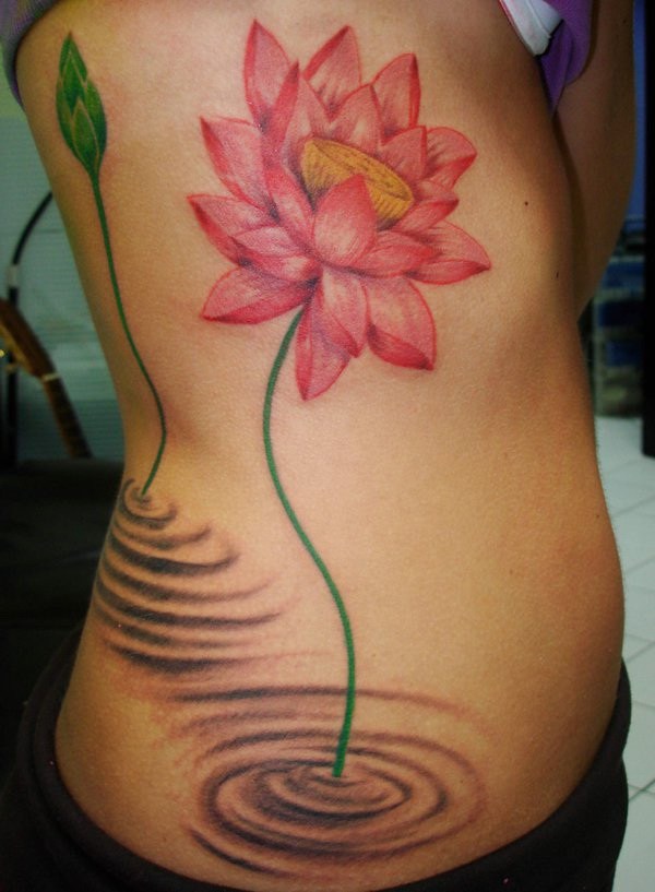 Giant Lotus Flower Tattoo en el cuerpo lateral. 