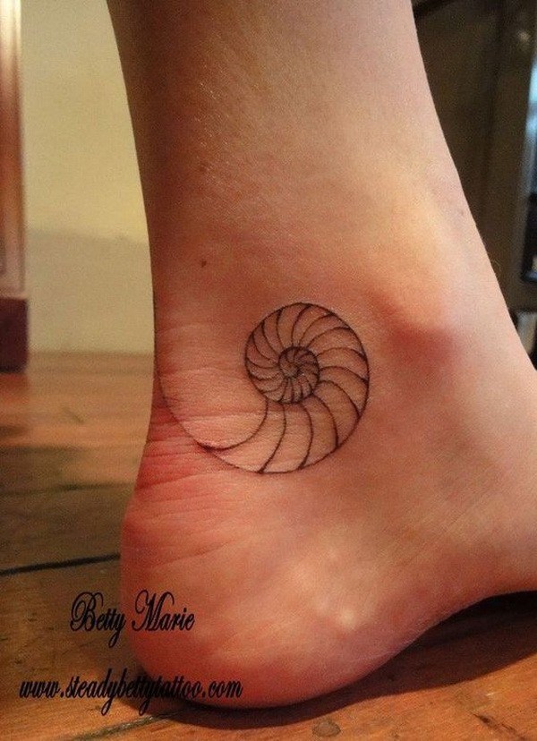 Tatuaje de tobillo de Shell. 