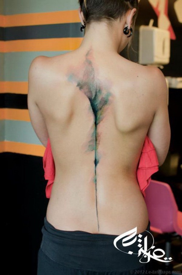 Tatuaje de acuarela azul y verde en la línea de fondo. 