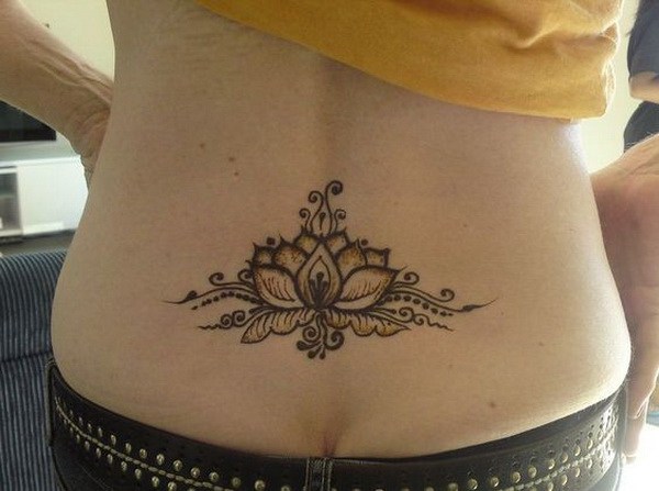 Lotus Flower Tattoo en la parte inferior de la espalda. 