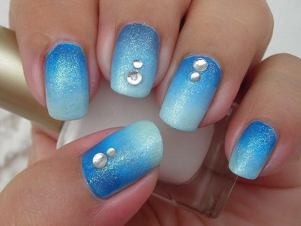 Ombre Blue Nail Art Design para uñas cortas. 