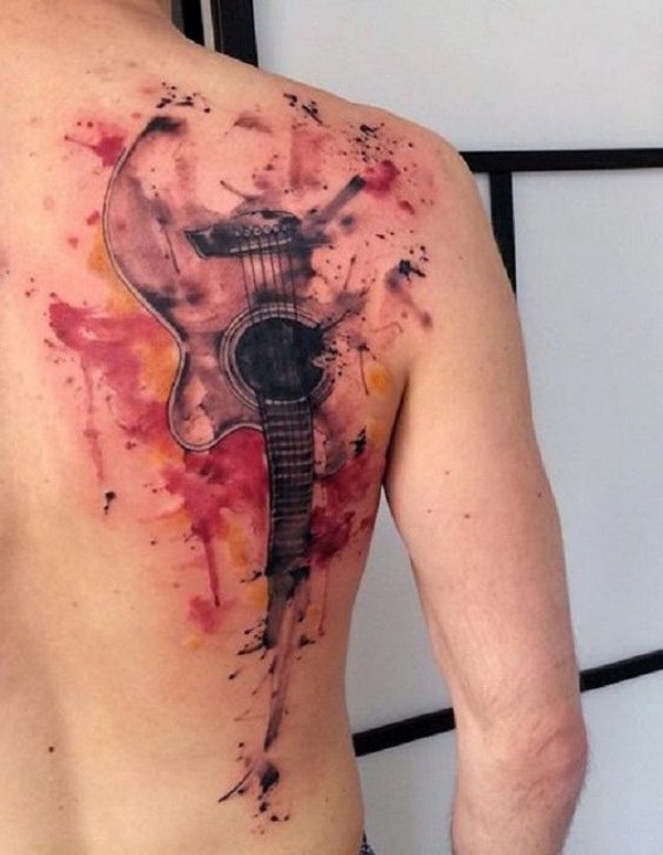 Acuarela guitarra tatuaje diseño en la espalda. 