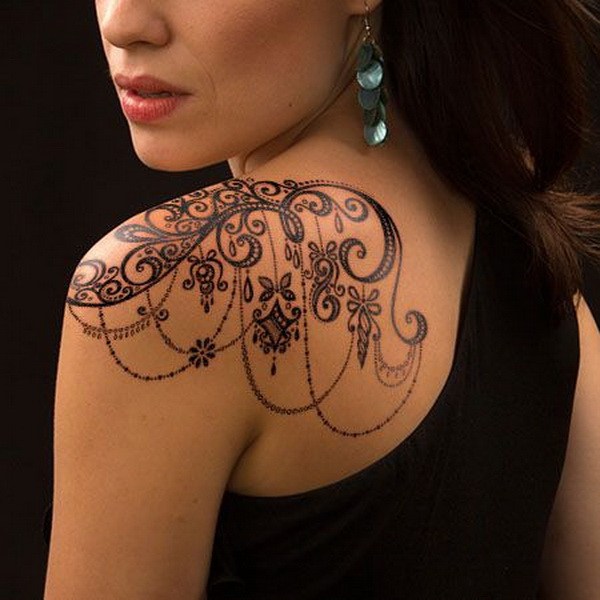 Más de 30 diseños de tatuajes de encaje para mujer