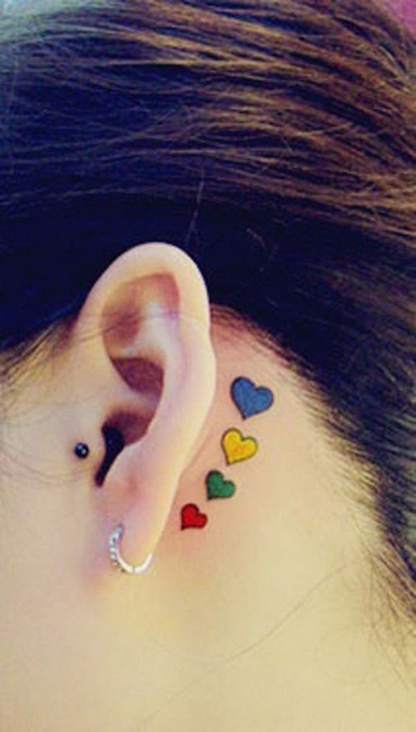 Corazón colorido oreja Tattoo Idea. 