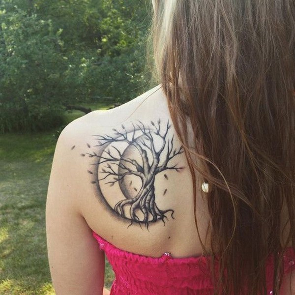 Tatuaje del árbol con la luna creciente en hombro trasero. 