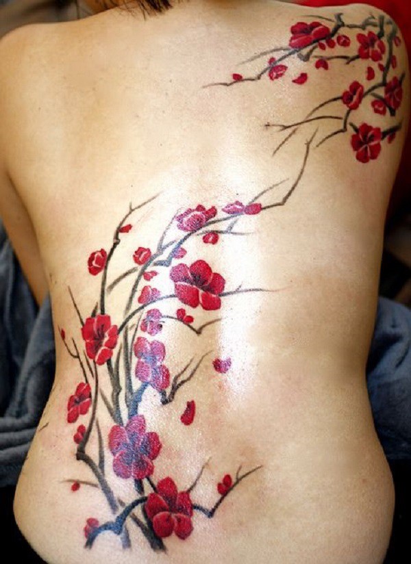 Rojo oscuro Cherry Blossom Tattoo en la parte posterior. 